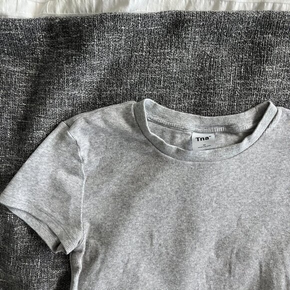 Aritzia TNA Crop Grey T-Shirt - Size Medium - Picture 2 of 7